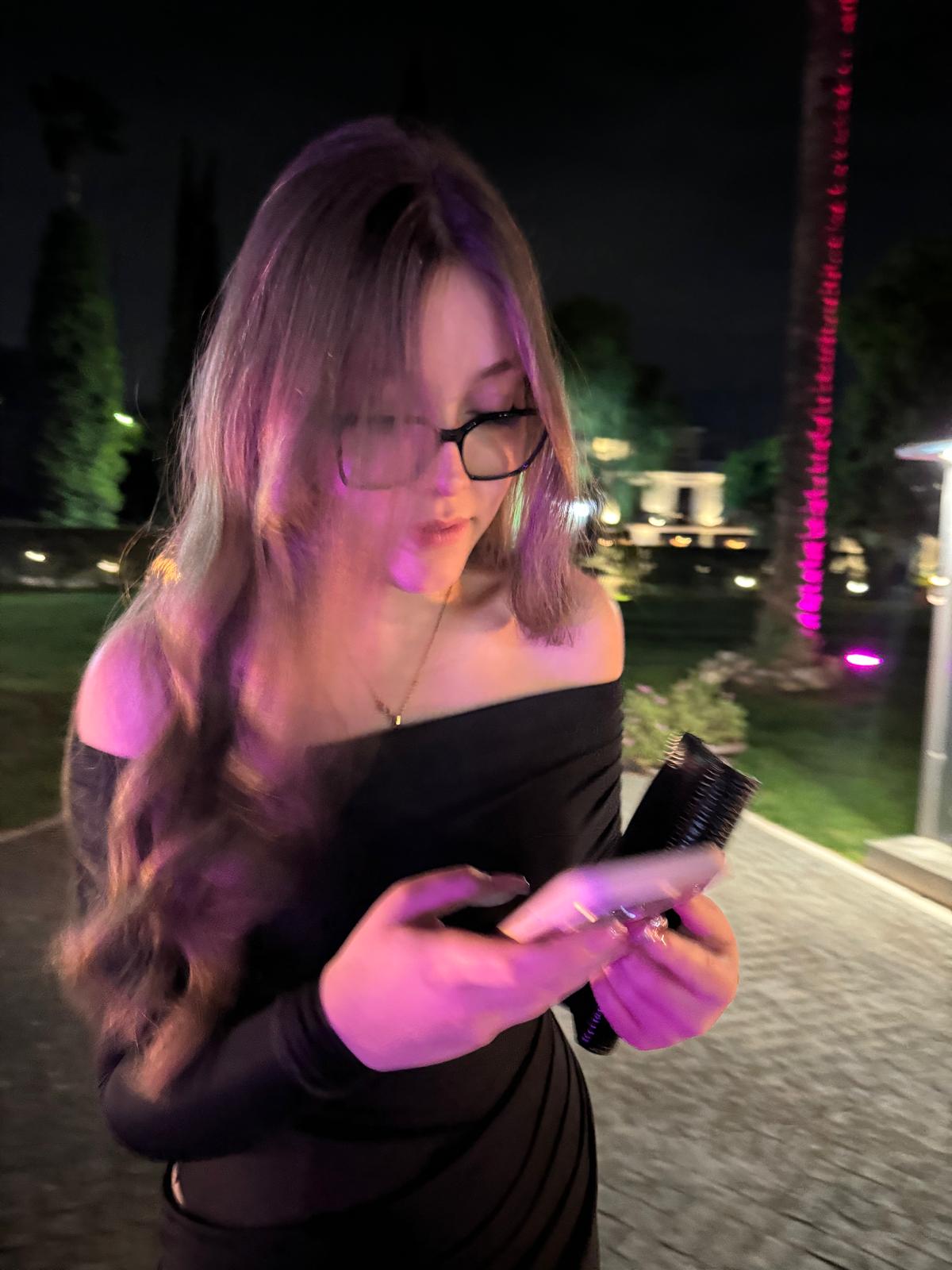 Anna Elisa Policastro mentre controlla che la sua macchina non sia stata rubata da nessuno.
