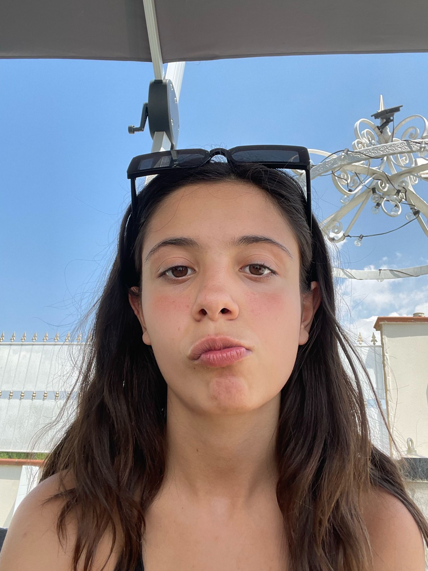 Anna Maria Santella che si rilassa in piscina invece di studiare storia.
