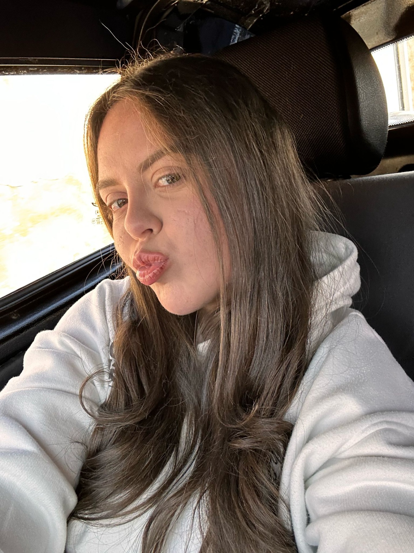 Cristina Schettino che va a prenotare il suo viaggio in Cina